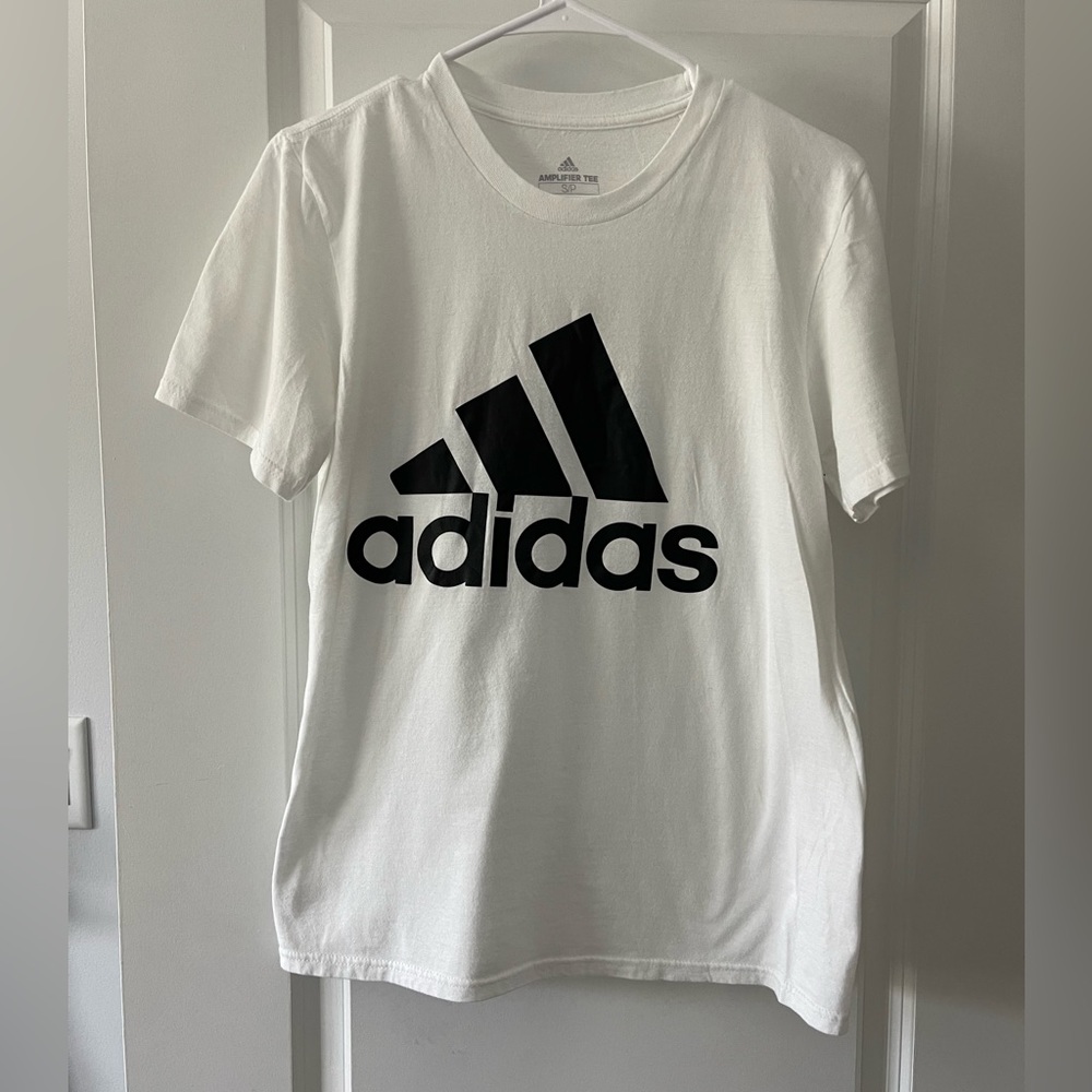 Adidas ESSENTIALS BIG LOGO TEE - Size Small